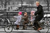 Parenting in Denmark, the happiest country people: Leave the baby naked in the snow