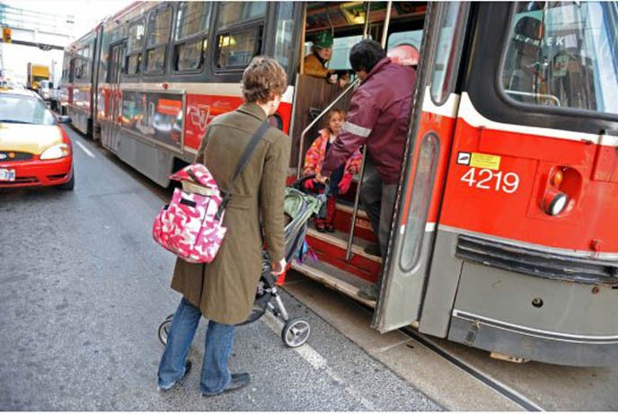 vozac-unosi-kolica-u-autobus-lilihipsteri