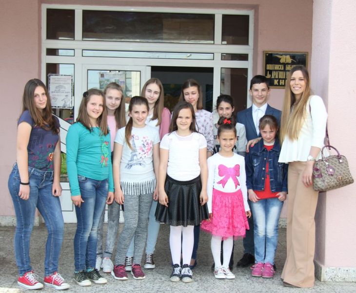 Profesorka-Dina-Vojvodic-sa-djacima_972x800