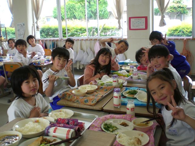 Japanska deca rucaju u skoli