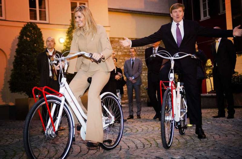 holandski kraljevski par na biciklima