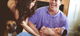 Možda najbolja porodična fotografija ikad napravljena: beba “počastila” mamu i tatu