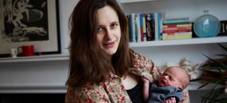 Kad su žene najlepše: Portreti novopečenih mama sa svojim jedan dan starim bebama