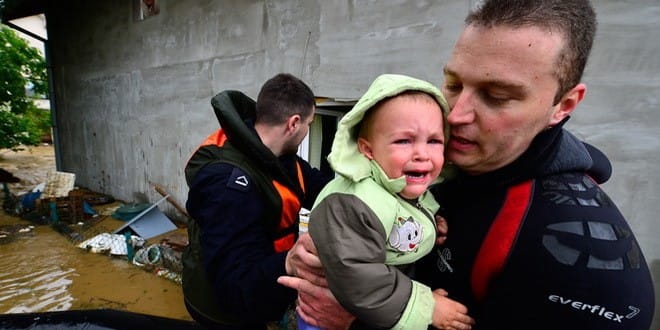 EVAKUACIJA BEBE IZ POPLAVLJENE KUCE