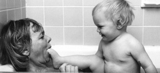 Čarobni prizori majčinske ljubavi na na decenijama zaboravljenim fotografijama