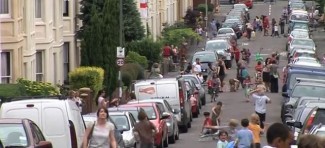 Novi trend: Britanci preotimaju ulice automobilima i vraćaju ih deci