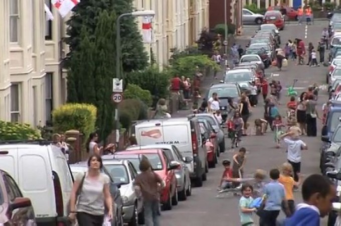 Novi trend: Britanci preotimaju ulice automobilima i vraćaju ih deci