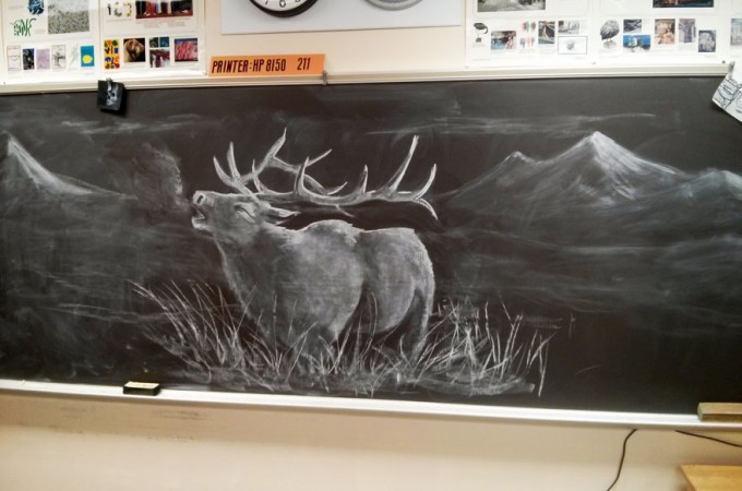 Nastavnik koji slika po školskoj tabli kako bi zainteresovao učenike