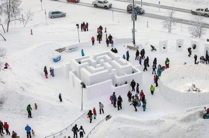 Dečije igralište napravljeno od snega i leda