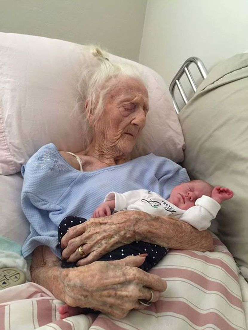 Roza Kamfild i njena praunuka Keli Rouland, razlika 101 godina – Foto: Facebook/LifeofDad/Sarah Hamm