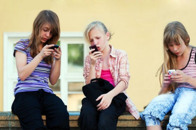 Deca „Fejsbuka”, „Tvitera” i pametnih telefona