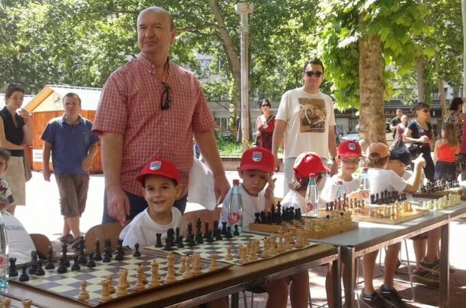 Šahovska simultanka na otvorenom održana u centru Beograda