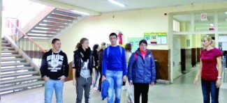 Škola u Nišu uvela kodeks oblačenja kojim zabranjuje navijačka obeležja i helanke