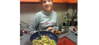 Piletina sa tikvicama i đumbirom – tinejdžeri u kuhinji