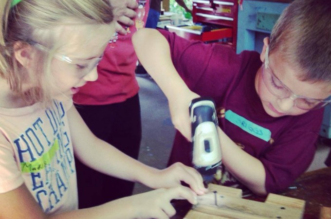 Škola u kojoj deca koriste prave alate da rešavaju prave probleme