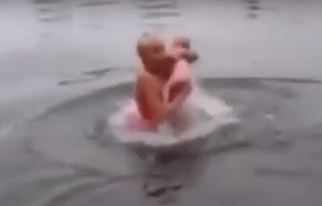 ruske mame kupanje bebe