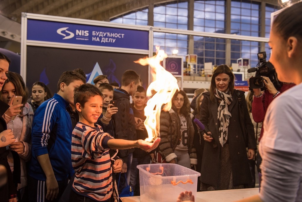 Vise od 7.000 ucenika iz dve stotine skola posetilo je prvog dana Festival nauke, koji je od 3. do 6. decembra otvoren na Beogradskom sajmu,