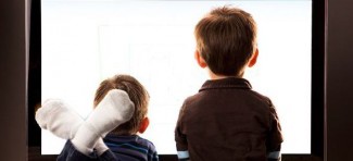 Lekari upozoravaju: višesatno gledanje televizije vrlo štetno za decu