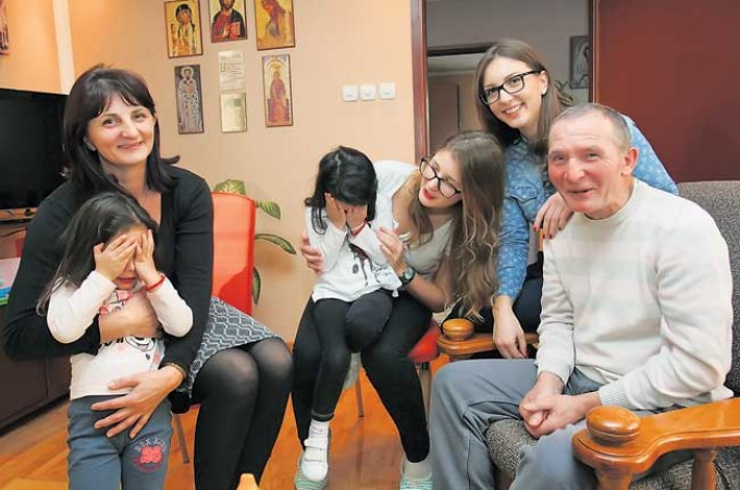 Angelina i Anđela nahranile srca hraniteljske porodice Matić