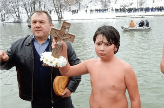 I deca plivala za Časni krst, pedijatre hladnoća ne brine