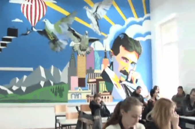 Zrenjaninski đaci nacrtali mural Nikole Tesle u svojoj školi