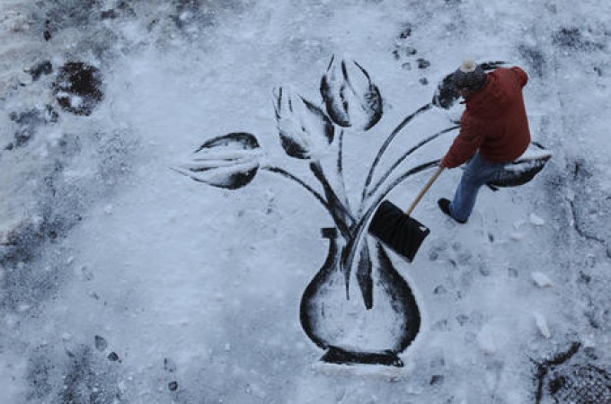 Rusija: Školski čistač veseli đake slikama na snegu