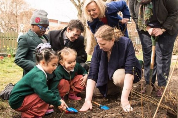 Zbližavanje s prirodom: britanski đaci posadiće mini-šumu u svakoj gradskoj školi