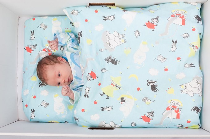 Zašto sada bebe širom sveta spavaju u kutijama