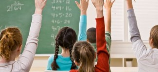 Zašto bi đaci ustajali nastavnicima? Dilema koja je podelila Srbiju