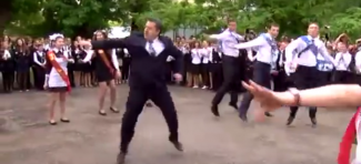 Direktor škole postao zvezda Jutjuba zahvaljujući plesu na žurci povodom kraja školske godine