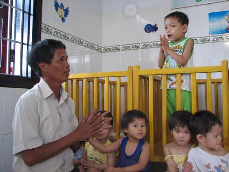 vijetnamac usvojio 100 dece 1