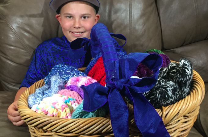 Desetogodišnji dečak plete kape za decu na hemoterapiji