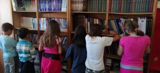 Portal Detinjarije prikupio 400 knjiga za biblioteku škole u Jasenovu