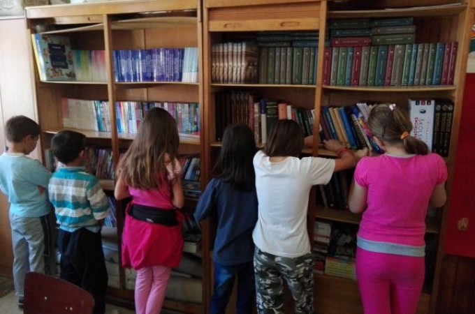Portal Detinjarije prikupio 400 knjiga za biblioteku škole u Jasenovu