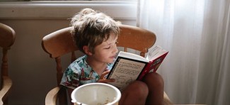 Dečaci koji odrastaju okruženi knjigama kasnije zarađuju više novca