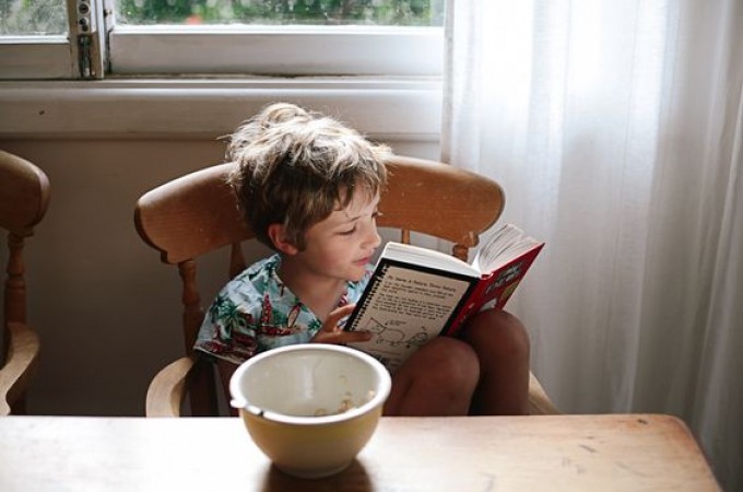 Dečaci koji odrastaju okruženi knjigama kasnije zarađuju više novca