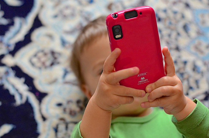 Bolest “mobilnih prstiju”: Deci u Srbiji se krive palčevi