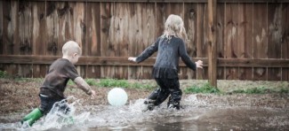 Roditelji pustili decu da se igraju na kiši, komšinica zvala socijalnog radnika