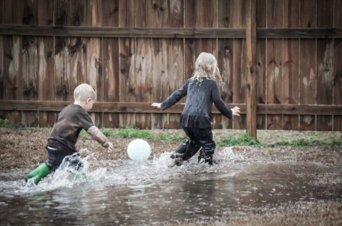 Roditelji pustili decu da se igraju na kiši, komšinica zvala socijalnog radnika