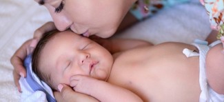 Majčini dodiri, zagrljaji i poljupci jačaju bebin imunitet
