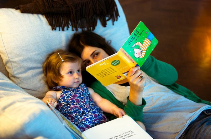 Danas je Međunarodni dan knjige: 6 razloga zbog kojih roditelji ne čitaju deci – i kako da to poprave