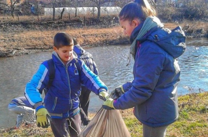 Ovi mališani su ponos Srbije: Uzeli su metlu u svoje ruke i očistili reku od smeća