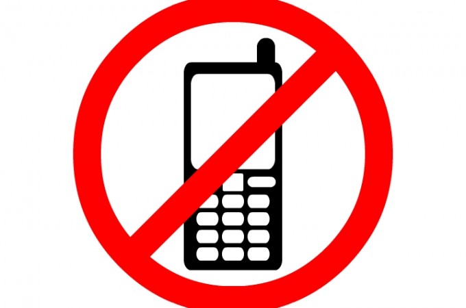 Škola u Beogradu zabranila deci mobilne telefone