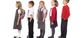 Stižu uniforme: Đaci u kompletu u stotinu škola