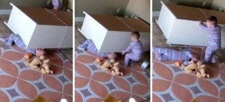 Dvogodišnjak spasao brata blizanca na kojeg je pala komoda (VIDEO)