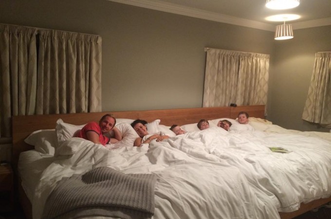 Šestočlana porodica u istom krevetu: Ova odluka promenila je naše živote