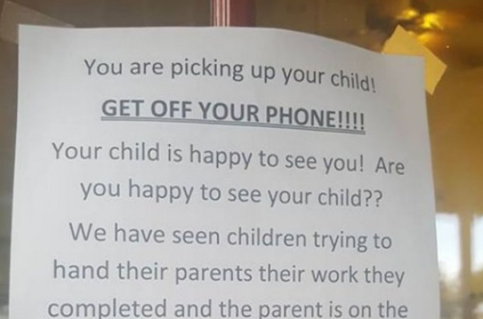 Poruka vaspitača roditeljima: Ostavite taj mobilni kad dolazite po decu!
