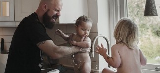 Kako izgledaju životi švedskih očeva na porodiljskom