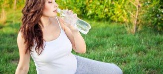 Zbog čega trudnice ne bi smele da piju iz plastičnih flaša