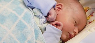 Proverene tehnike roditelja: 7 neobičnih načina da smirite uplakanu bebu